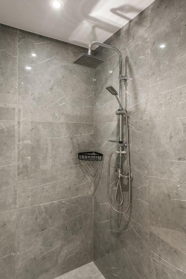 Step One | Luxury Suites Right In The Heart Of Acropolis Next To Metro Station Atina Dış mekan fotoğraf